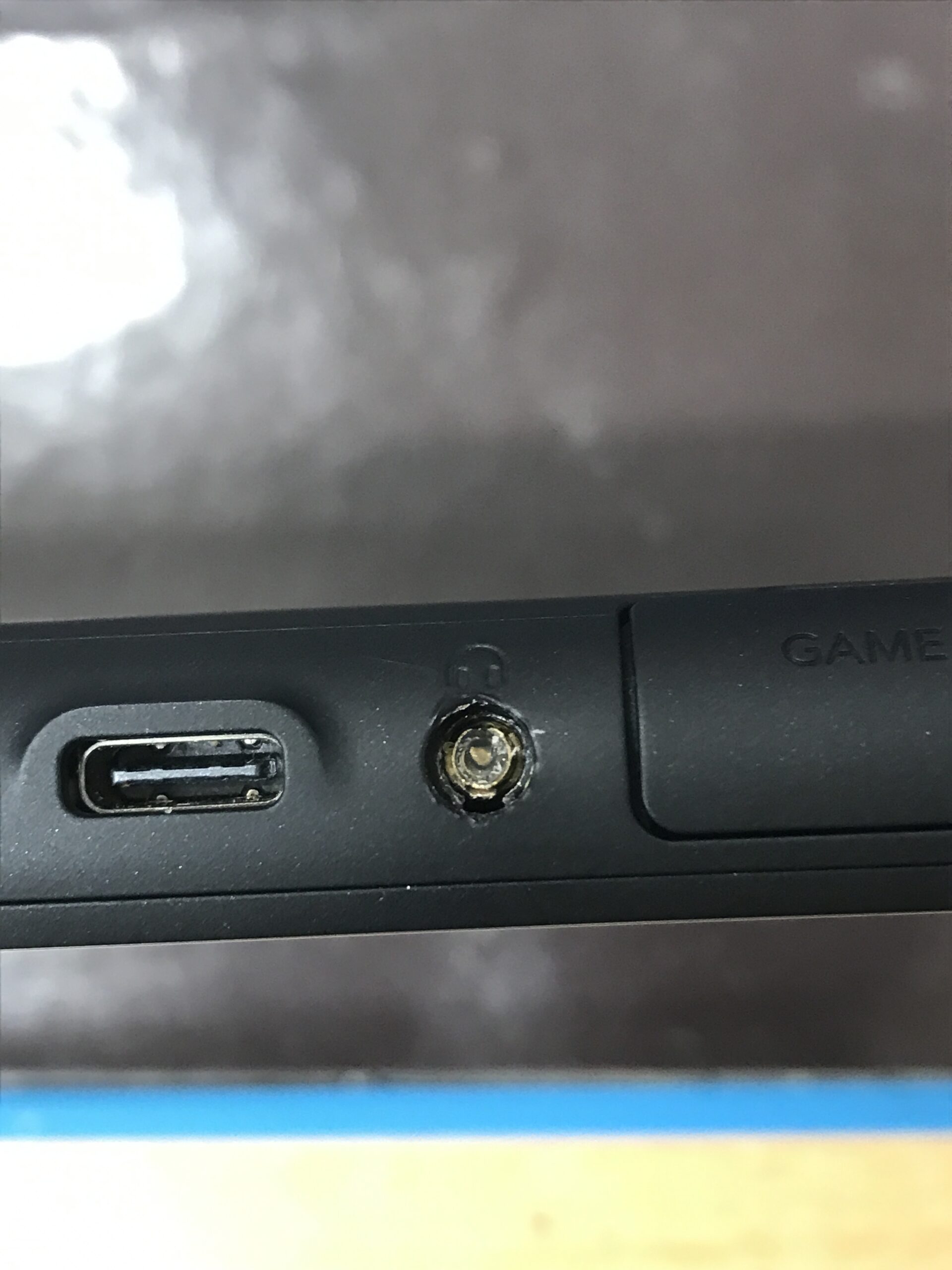 Switch 2のイヤホンジャック内でイヤホン先端が折れて詰まった状態