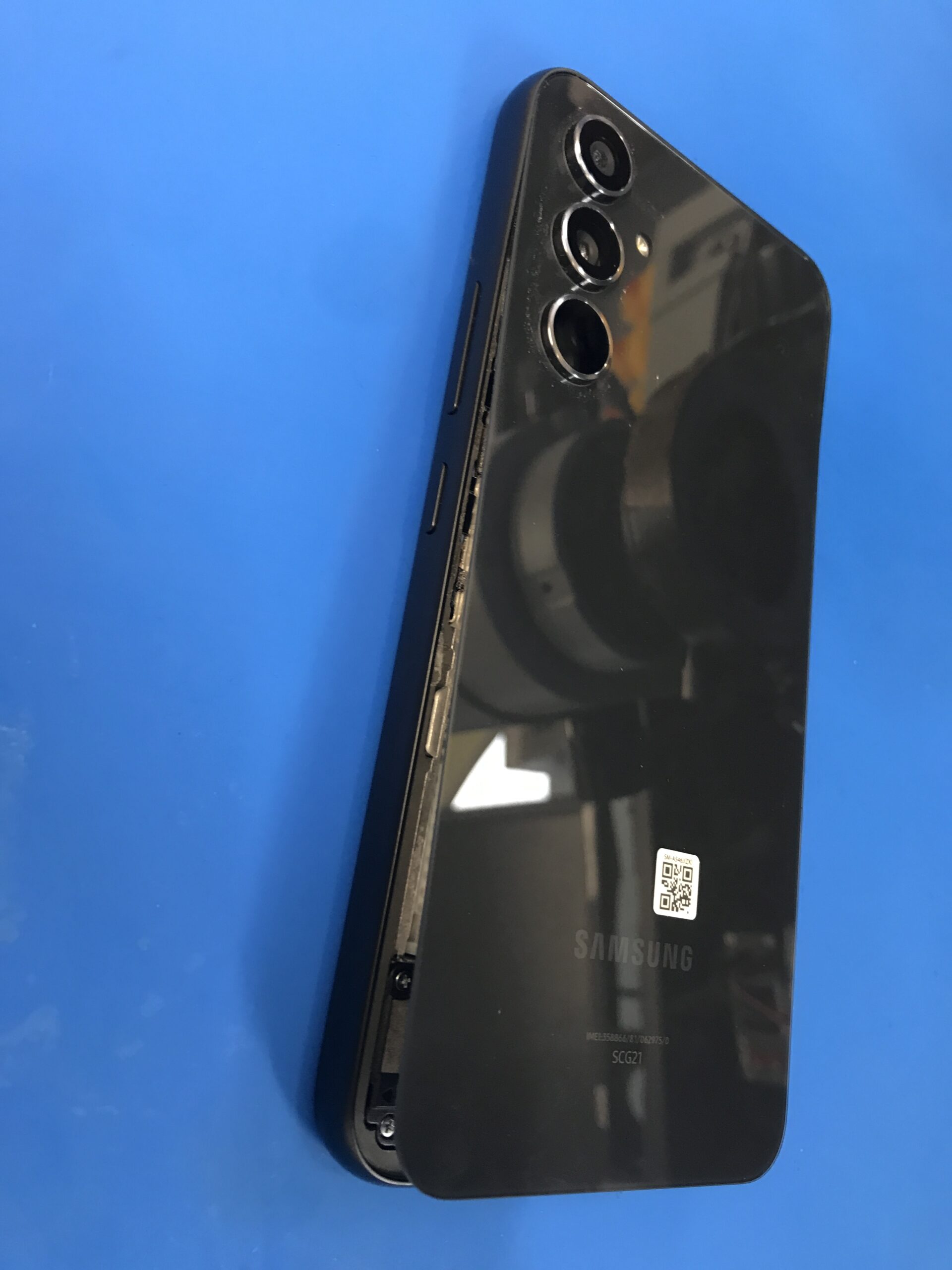 Galaxy A54 5Gのバッテリーが膨張して背面が浮いた状態