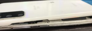 Galaxy S20のバッテリー膨張で背面パネルが浮いている修理前の状態