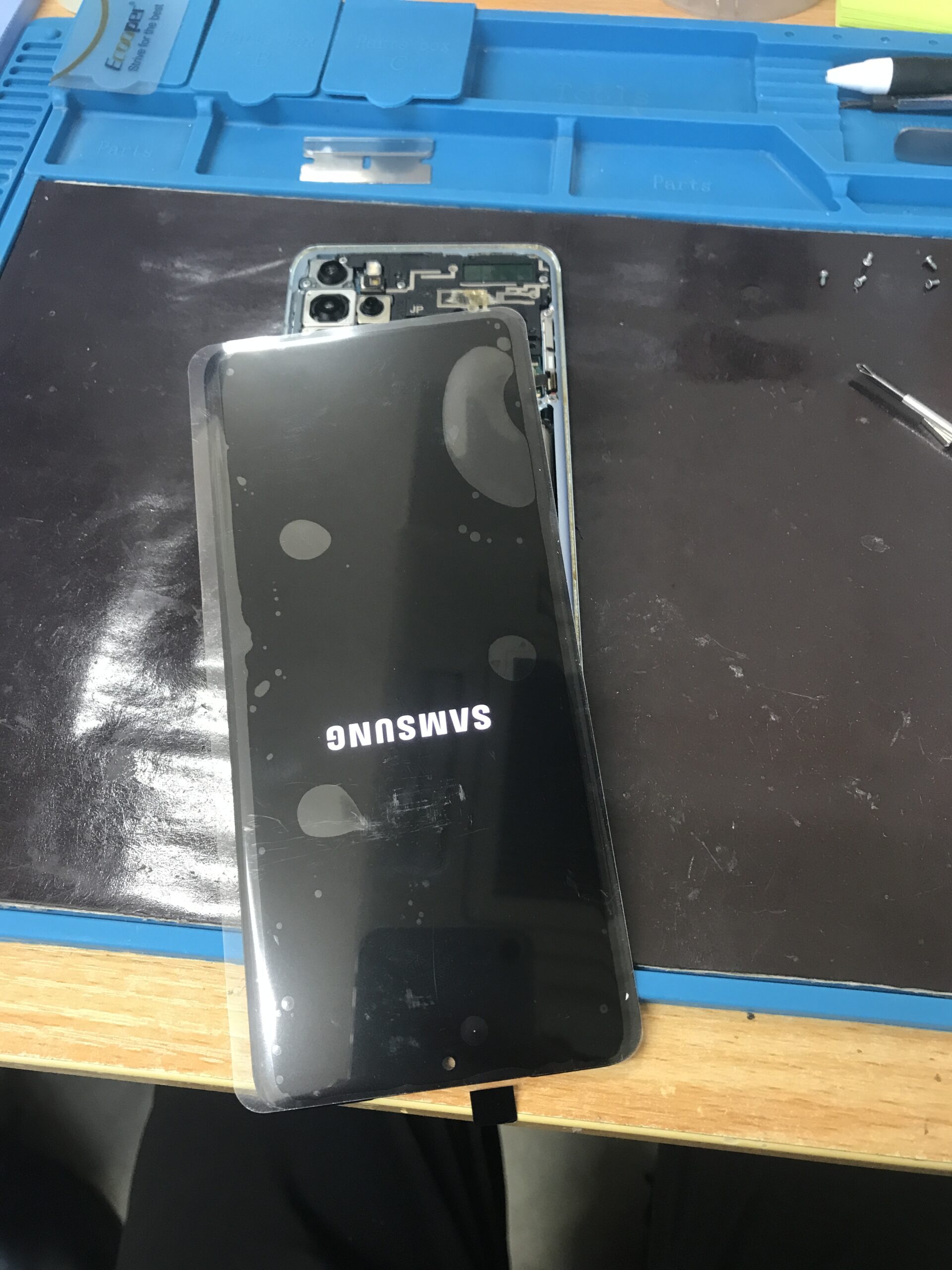 Galaxy S20+の画面交換作業中の様子