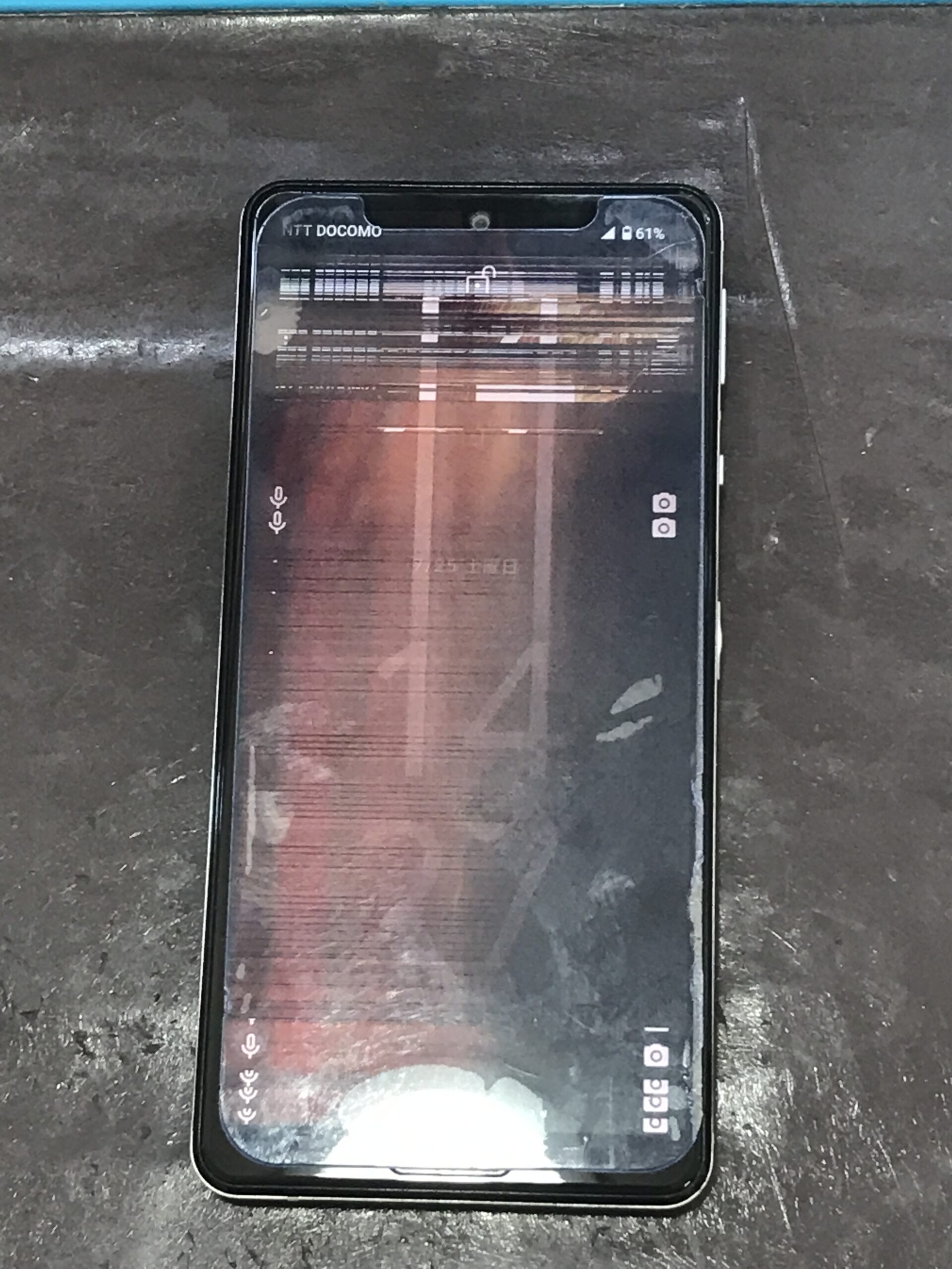 画面表示不良が発生したAQUOS sense5Gの修理前の状態