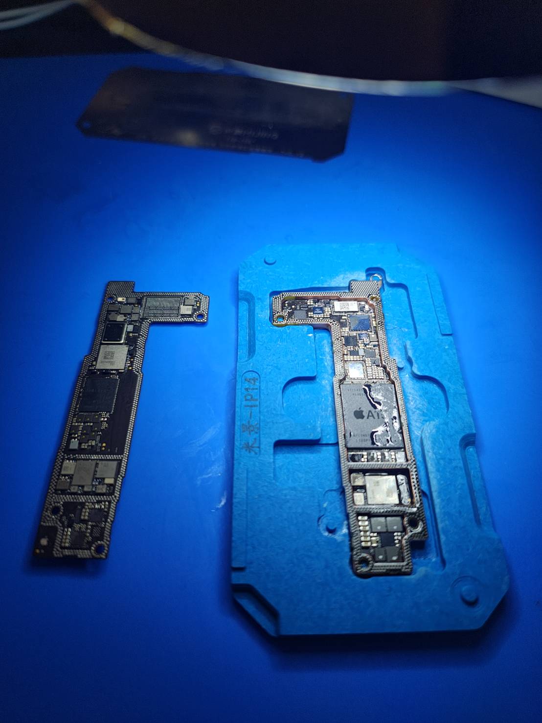 基板修理のため分離したiPhoneの二層基板