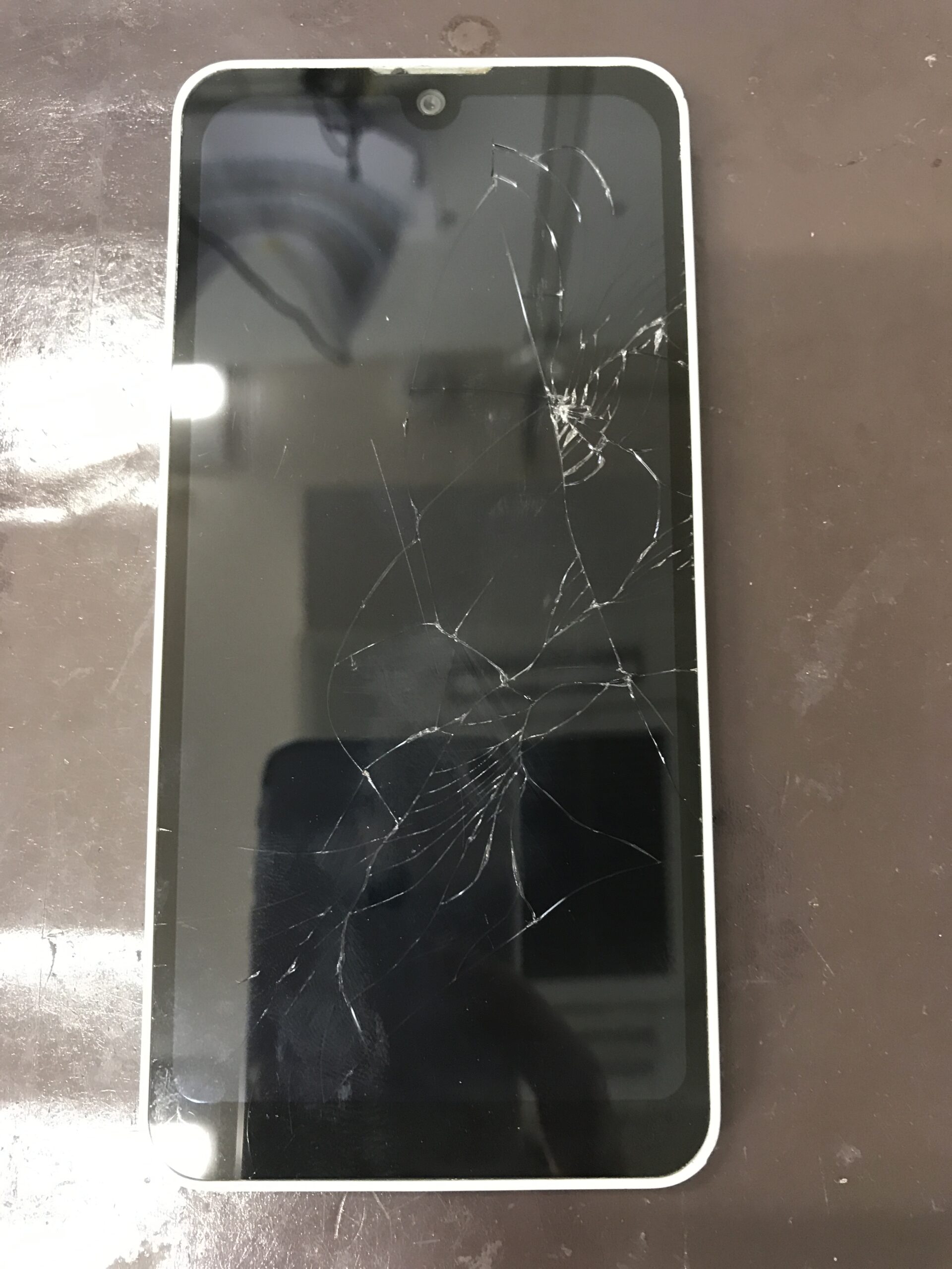 AQUOS wish3の画面がひび割れている修理前の状態