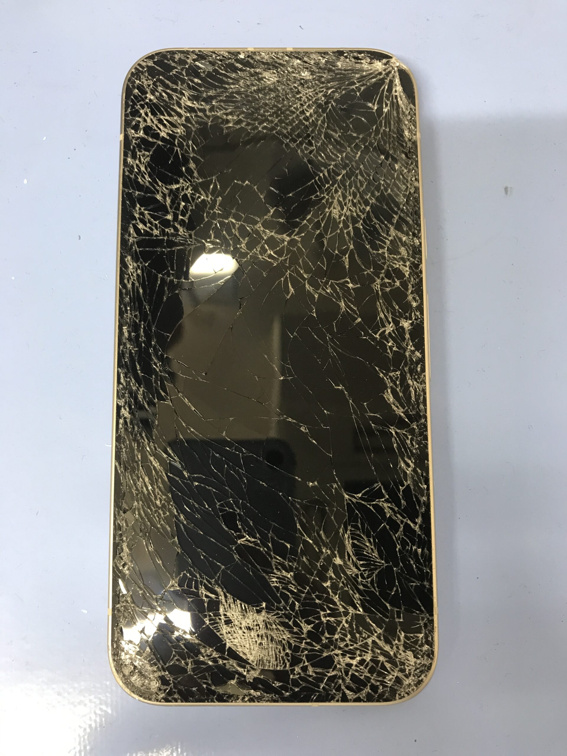 Pixel 9aの画面割れと液漏れが発生した修理前の状態