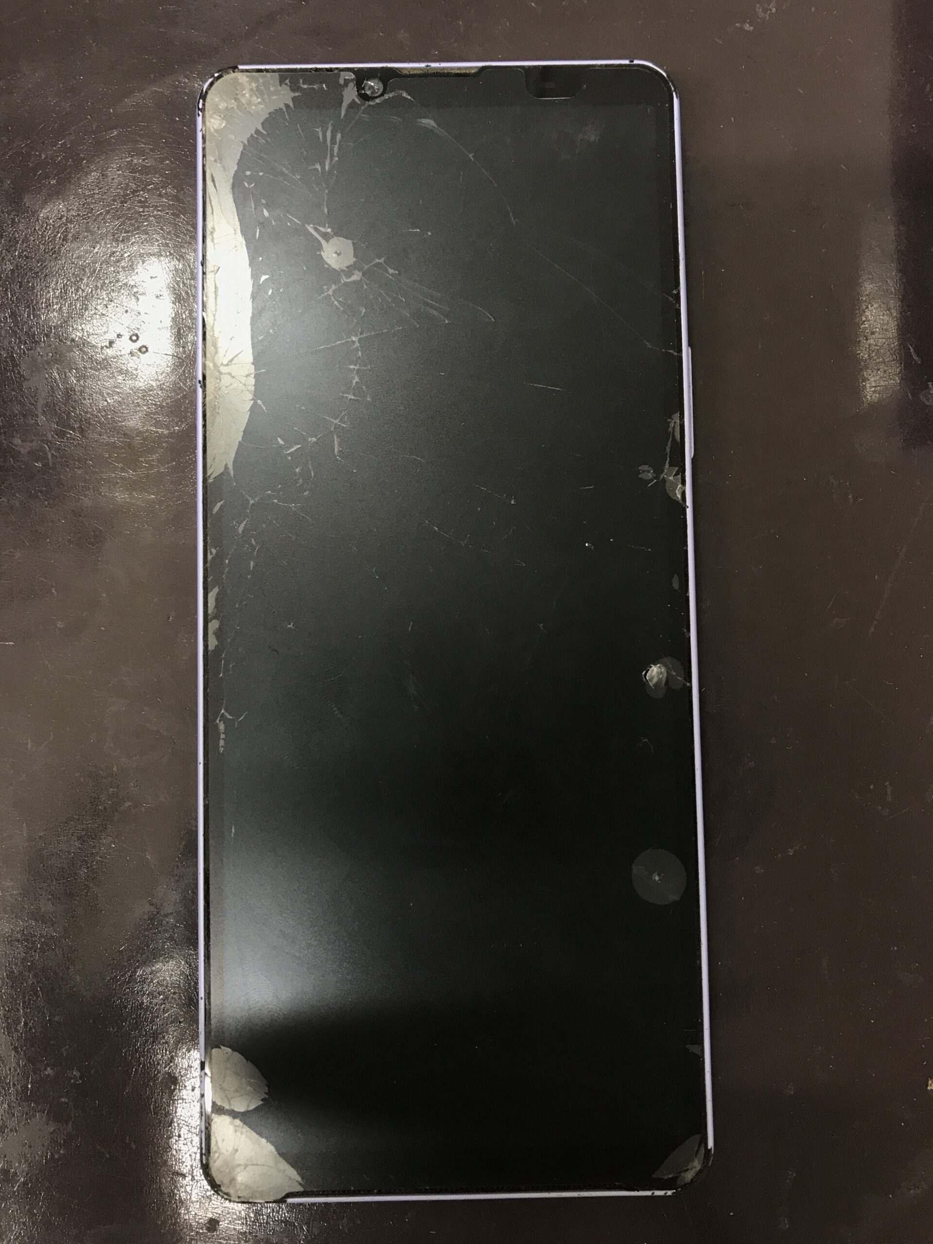 Xperia 10 Vの画面割れと表示不良が発生した修理前の状態