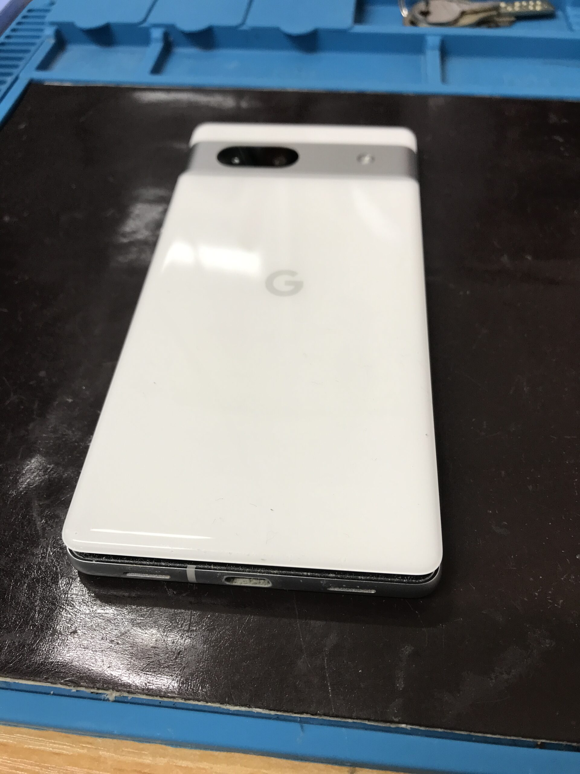 Google Pixel 7a 修理前のバッテリー膨張による背面浮き