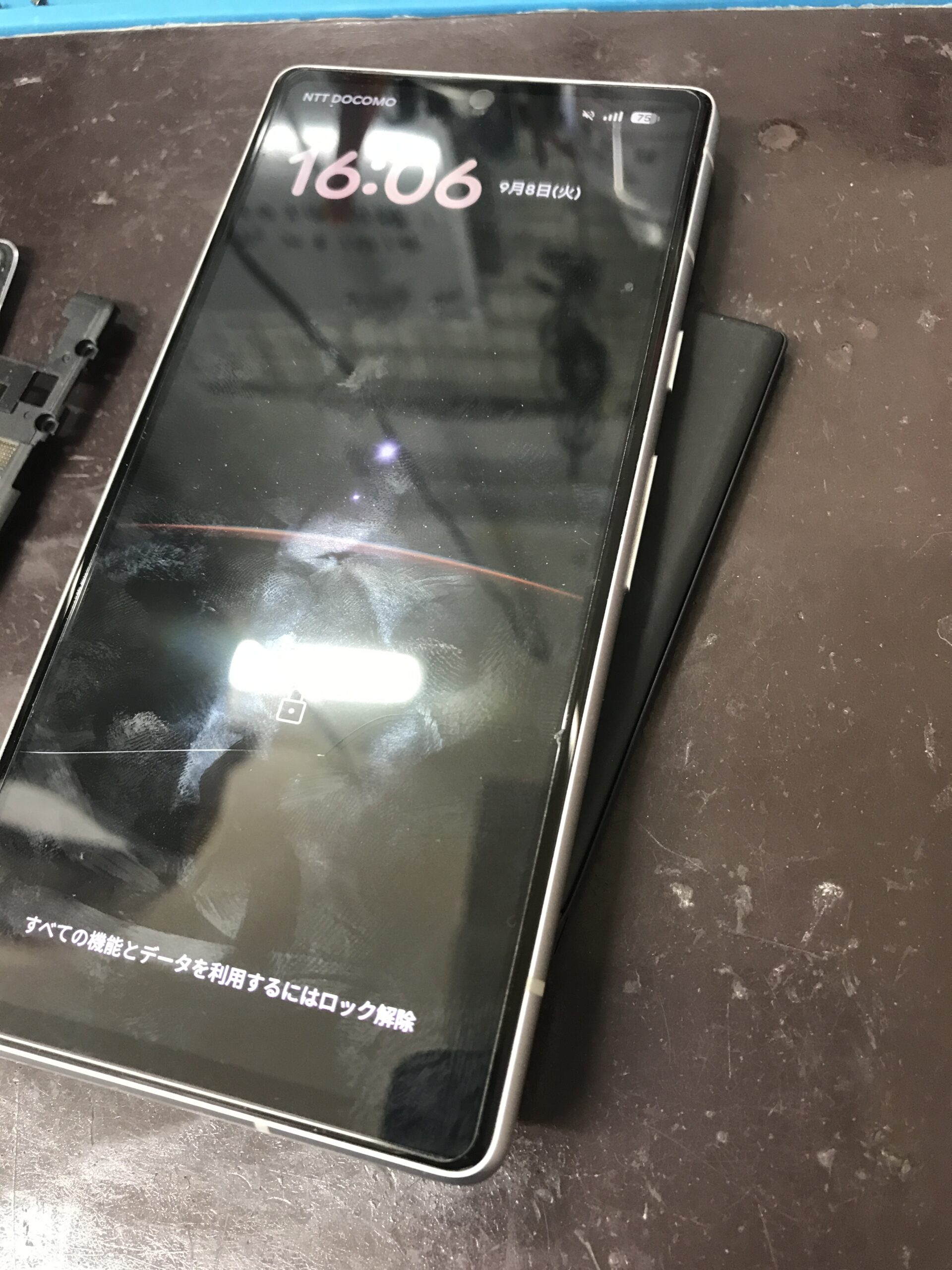 Google Pixel 7a バッテリー交換中の仮付けと電源オン確認