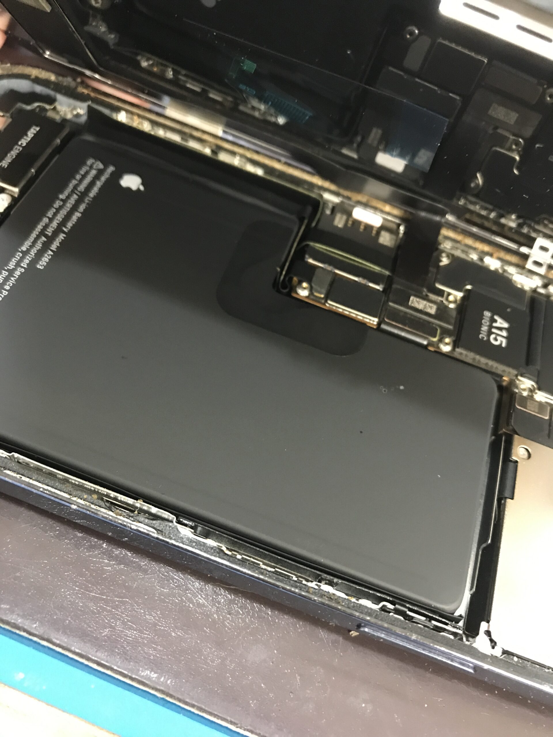 iPhone 13 Pro Maxを分解して液晶交換修理を行っている状態