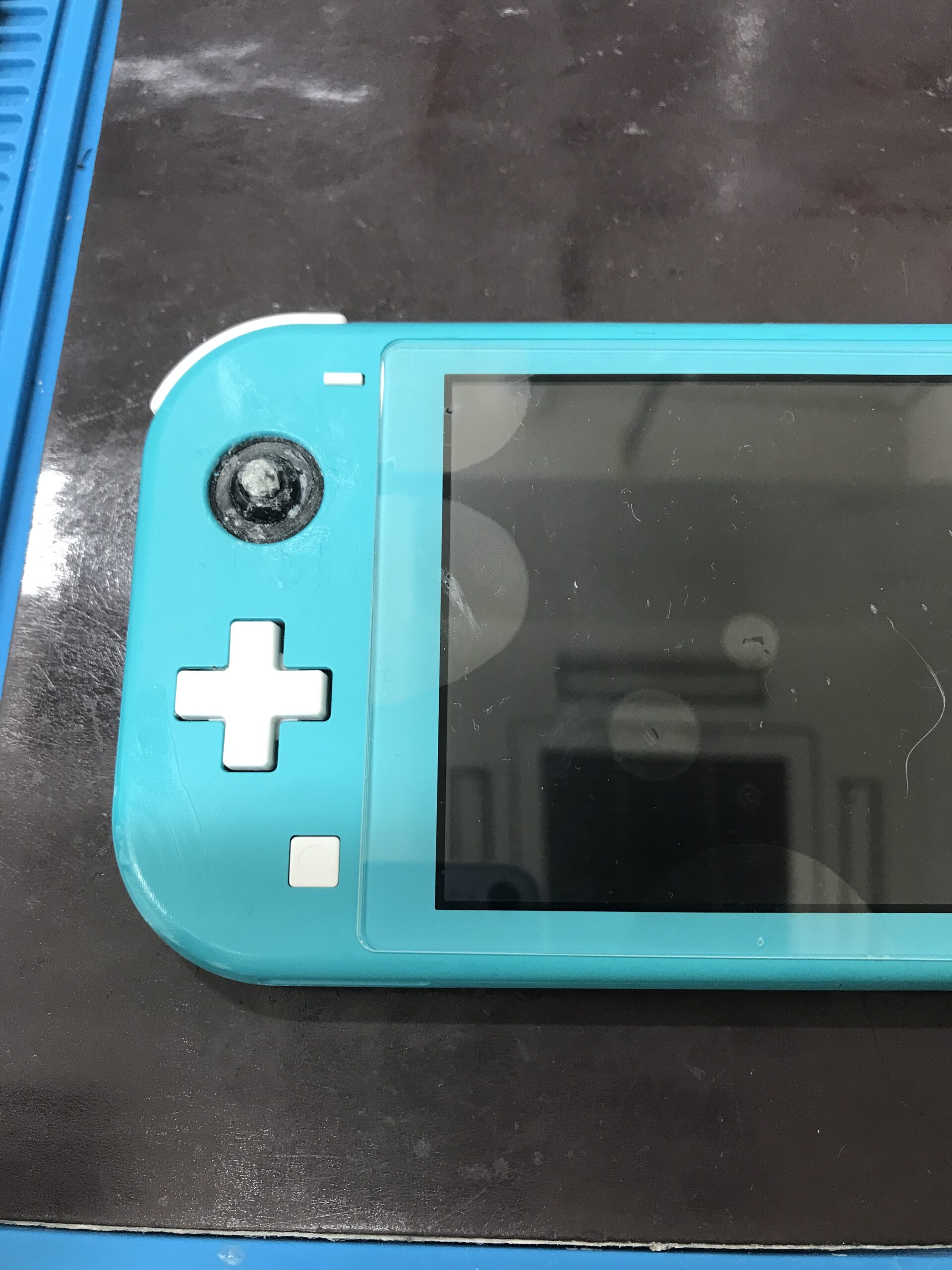 Nintendo Switch Lite 左スティックに接着剤が付着して動かない修理前の状態