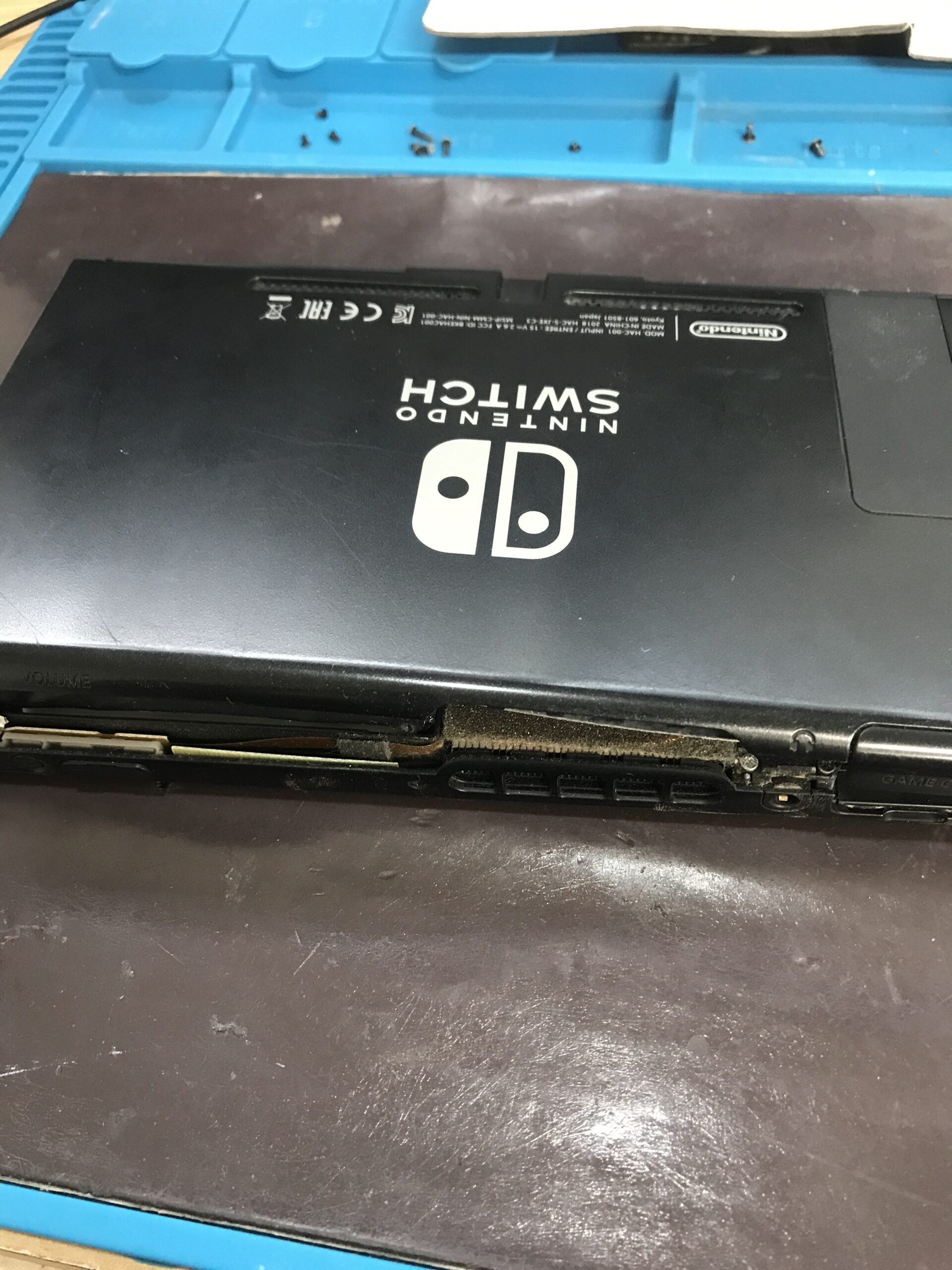 Nintendo Switch バッテリー膨張で本体外装が開いて電源が入らない修理前の状態