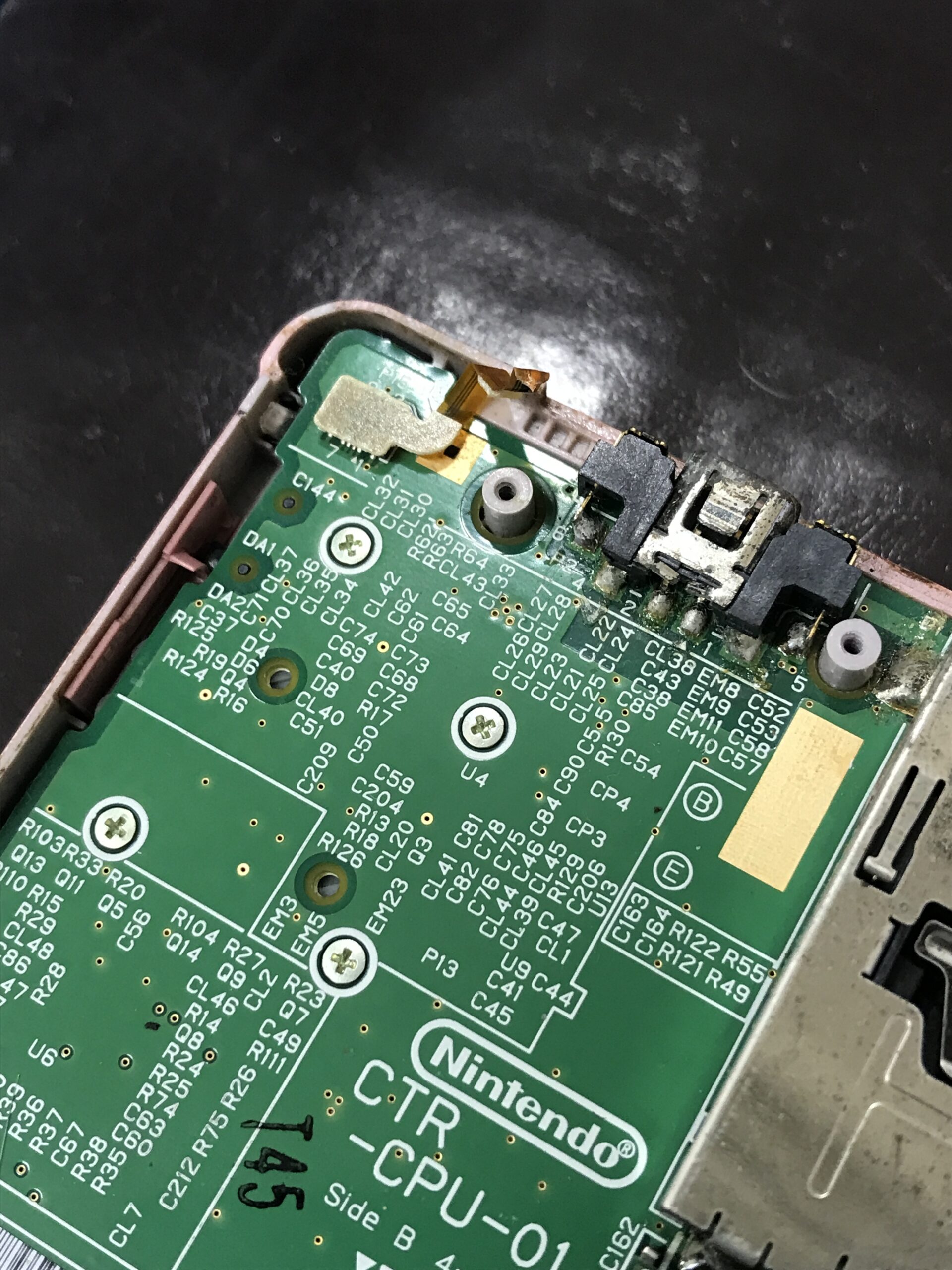 3DS自己修理でL・Rボタンのケーブルが切れてしまった状態