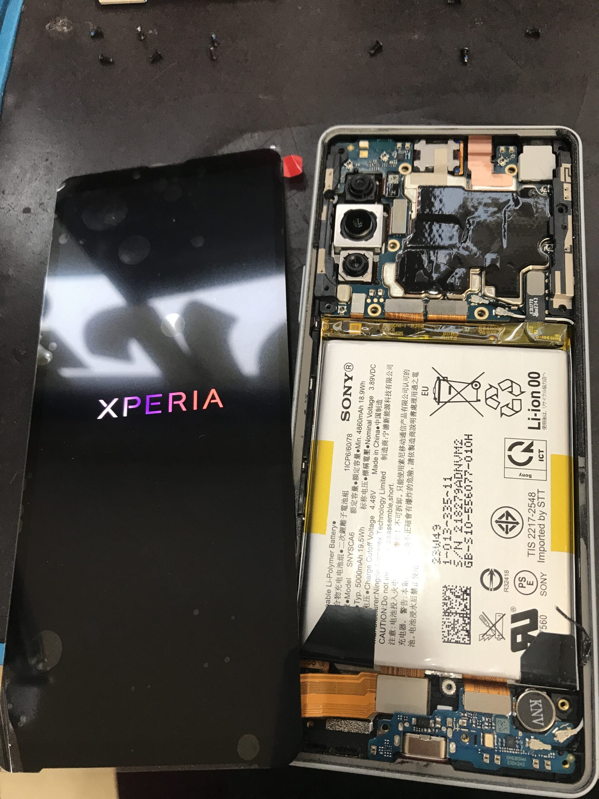 Xperia 10 Vの新しい画面を仮付けして表示確認している修理中の状態