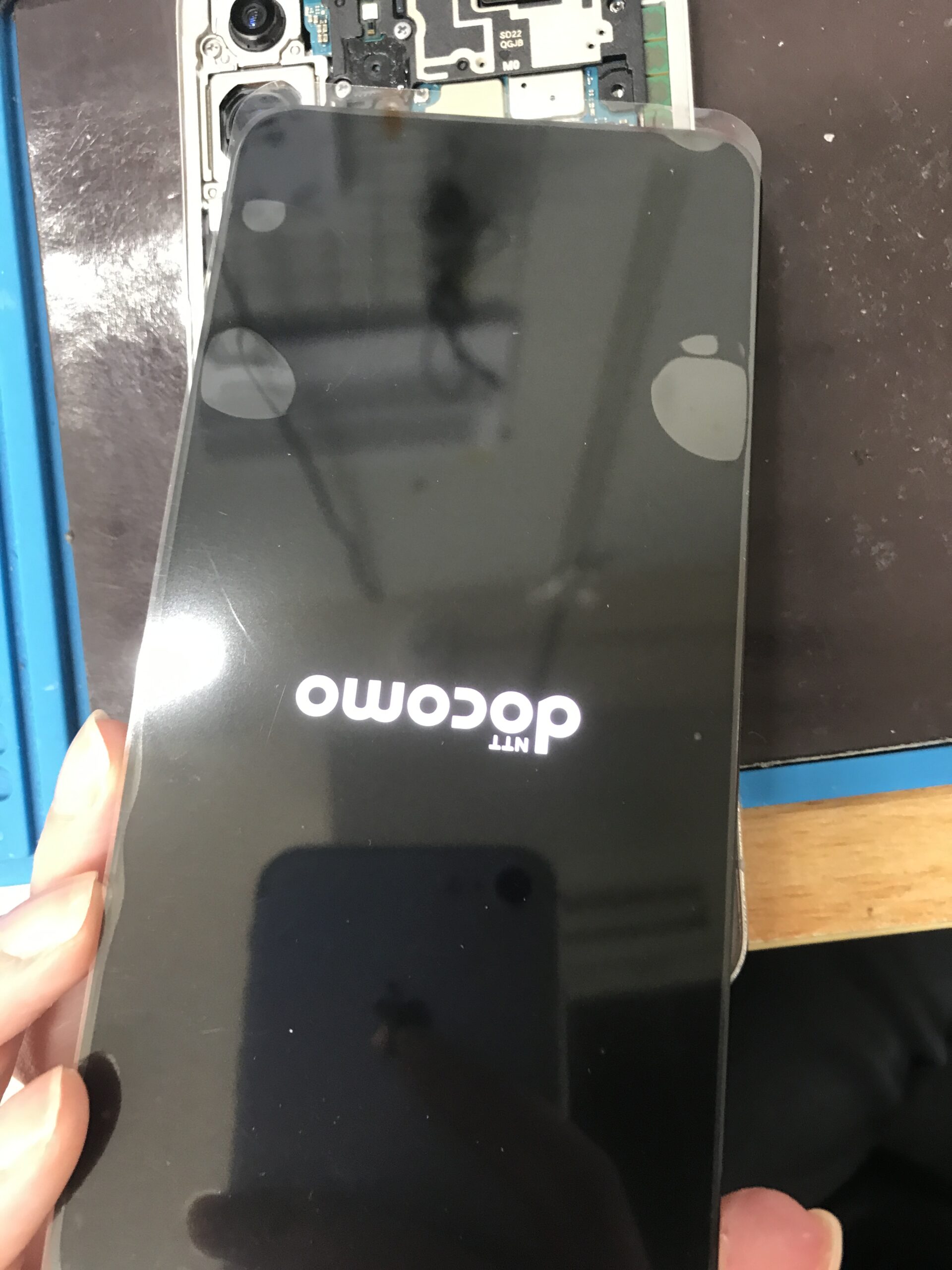 Galaxy S22の画面交換修理中に交換パーツを仮付けして確認している状態