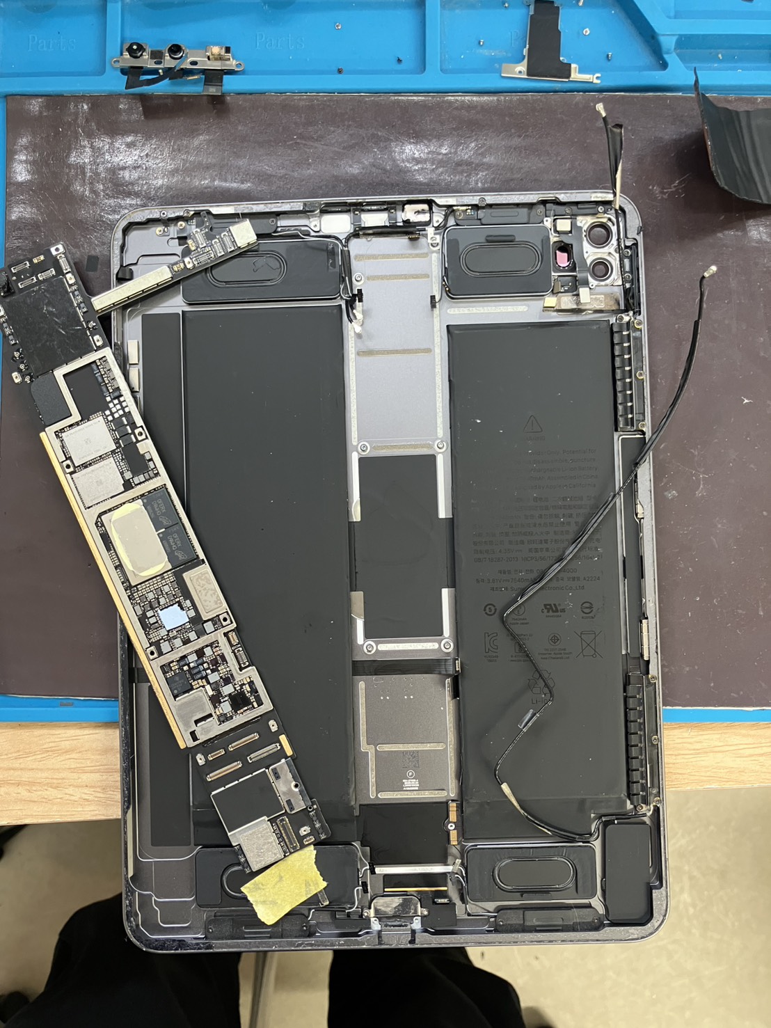 基板を取り外してバッテリー交換作業を行うiPad Pro 11インチ第2世代