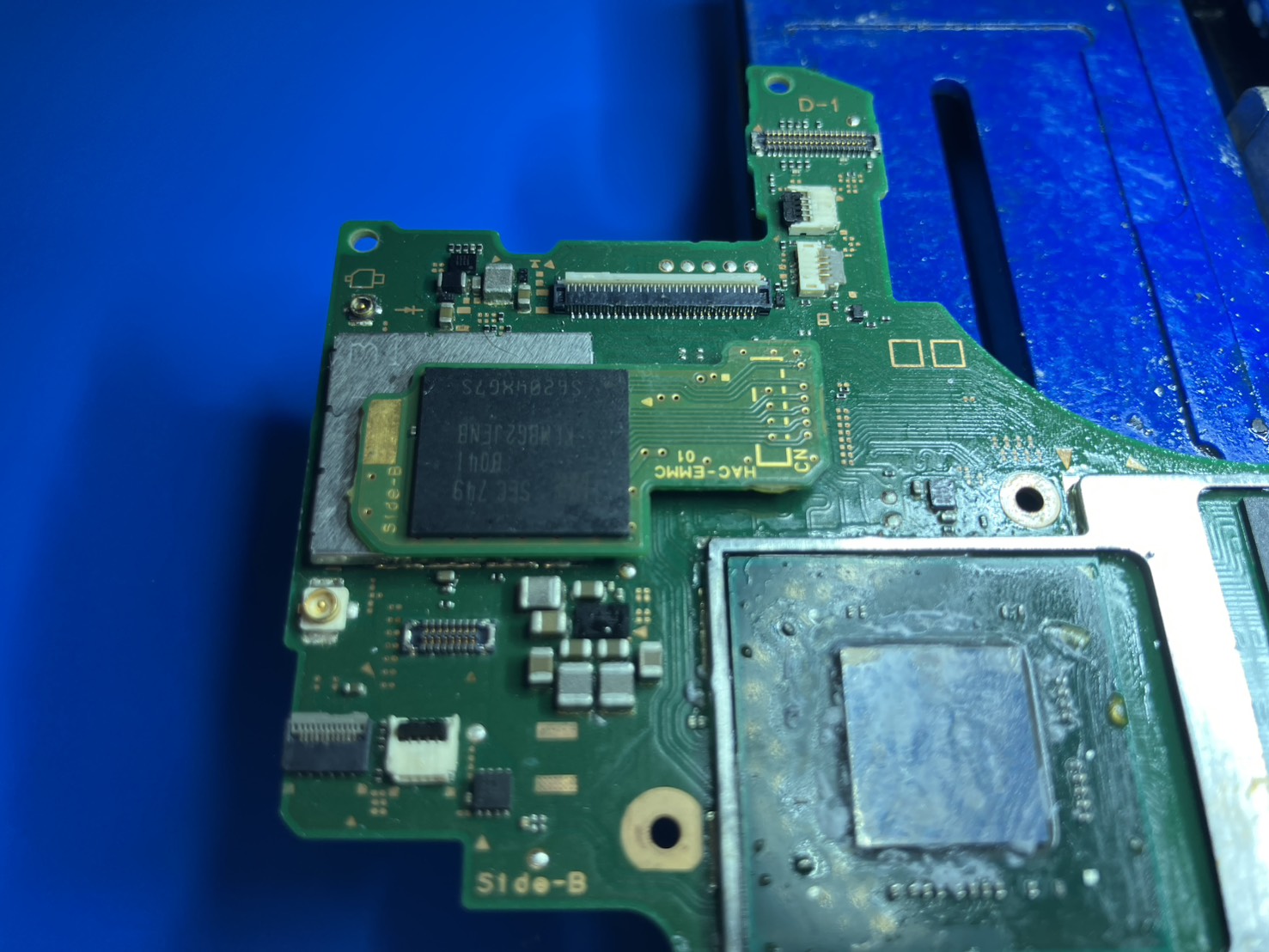 Nintendo SwitchのeMMCストレージ基板