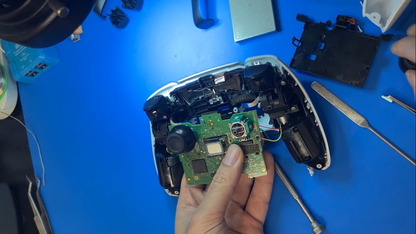 DualSenseの黒いスティックキャップを取り外した状態