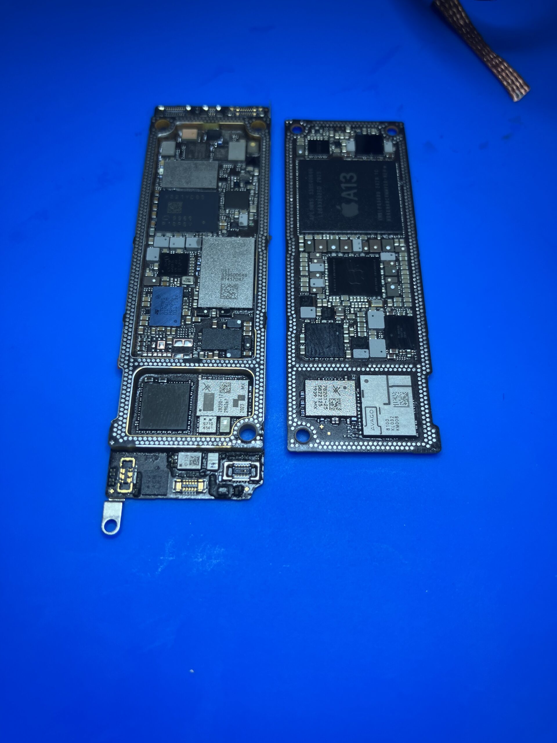 iPhone11の2層基板を上下に分離した状態