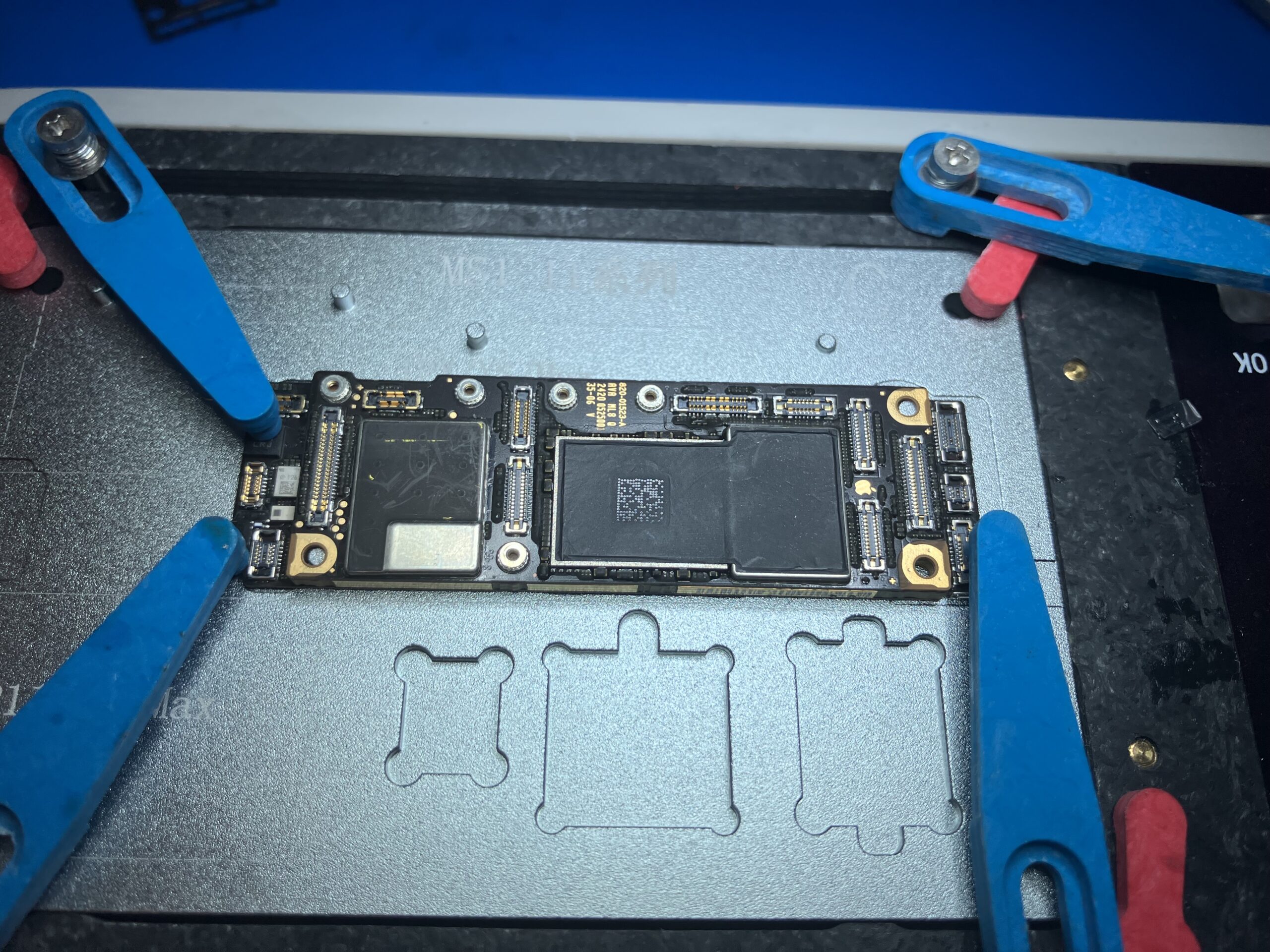iPhone11の2層基板を専用の分離台に設置した状態