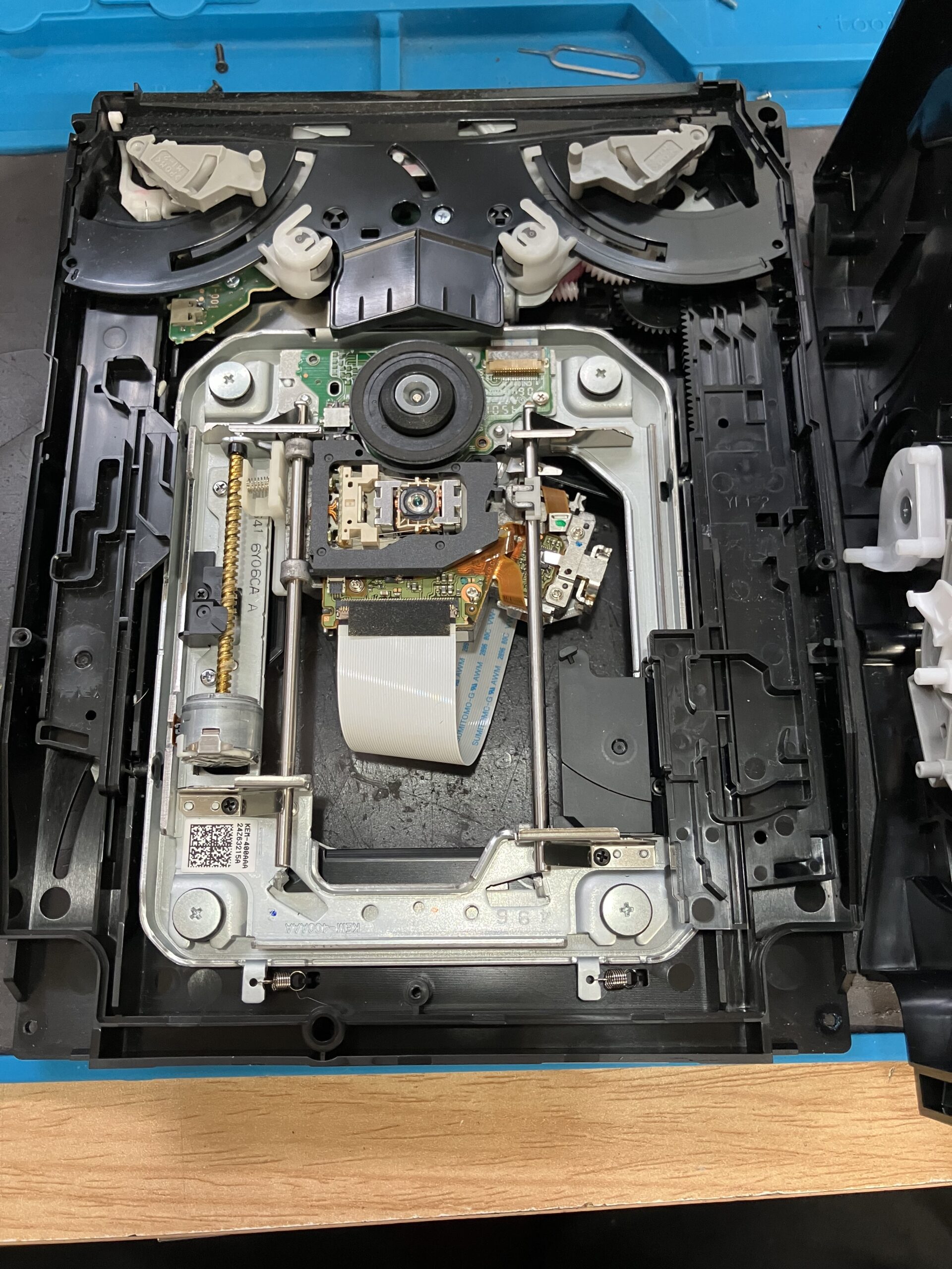 初期型PS3 CECHA00のディスクドライブ内部にあるレーザーレンズデッキ