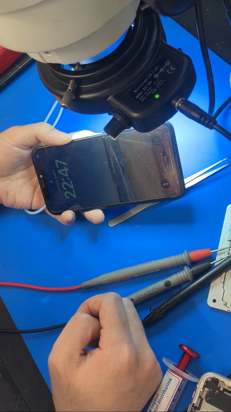 iPhone11の上基板単体でホーム画面まで正常起動した状態