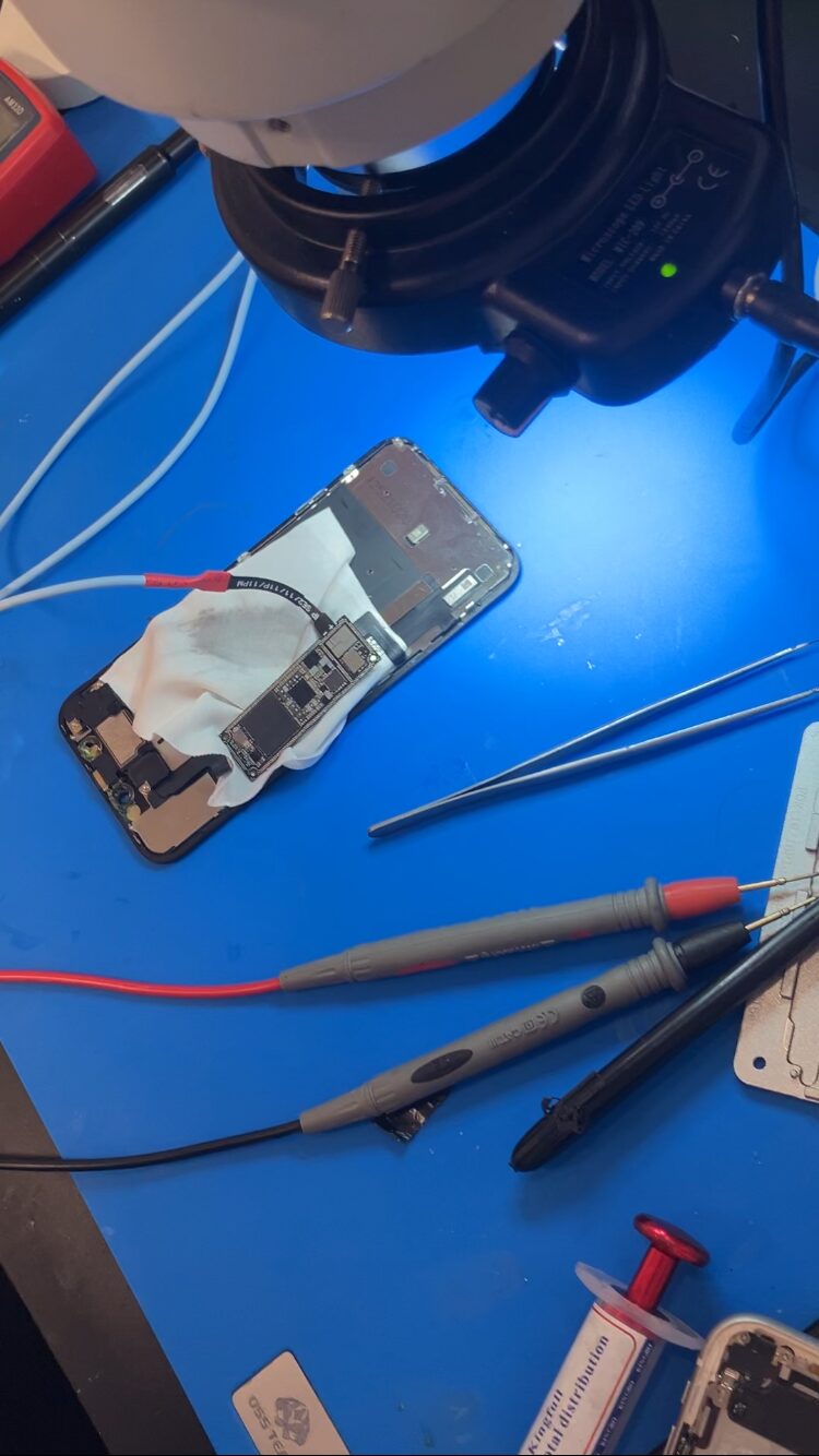 iPhone11の上基板に直流電源用コネクターと画面を接続した診断状態