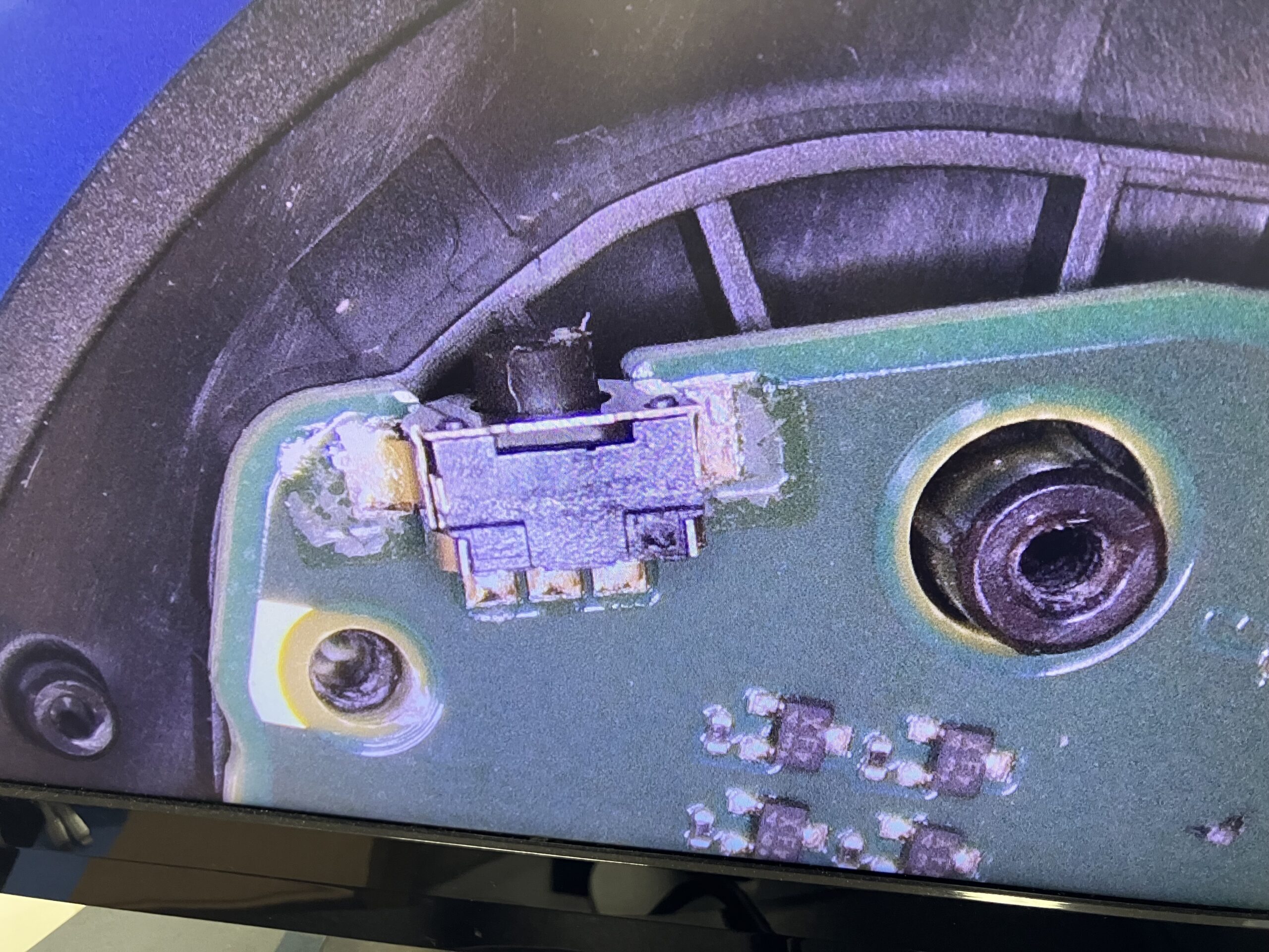 Switch2のJoy-Con2で基板に直接はんだ付けされているRボタンの拡大画像