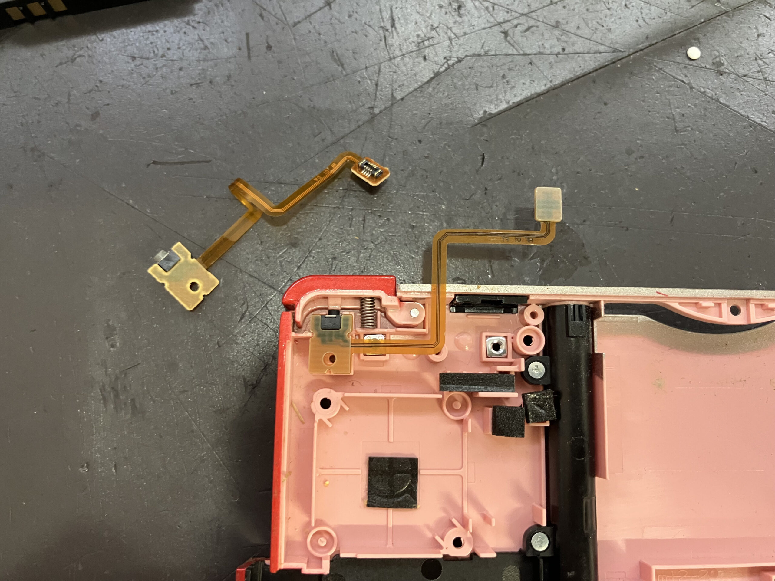 3DSのRボタン部品を交換している修理中の状態