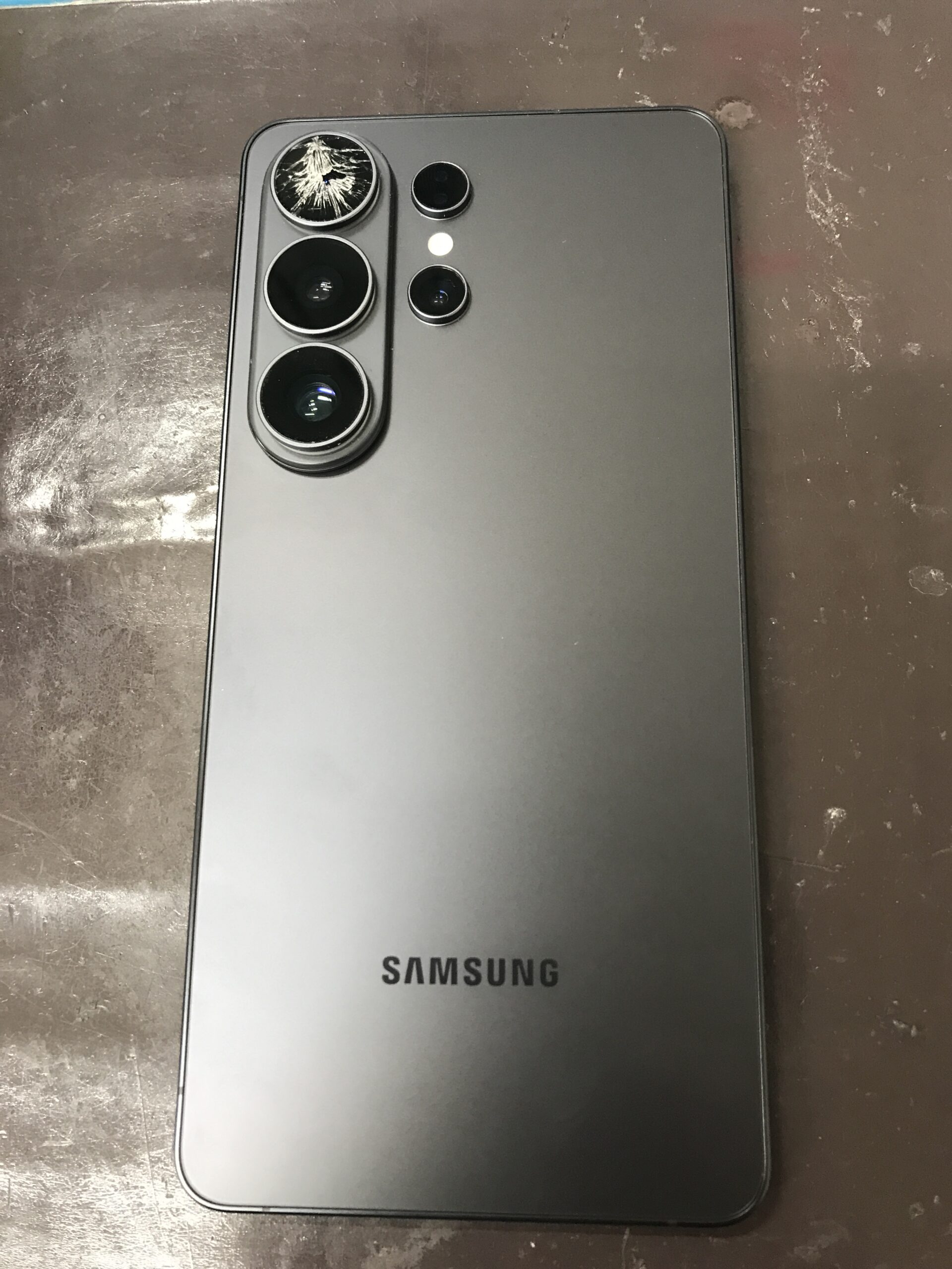 Galaxy S26 Ultraの背面カメラレンズが割れた修理前の状態
