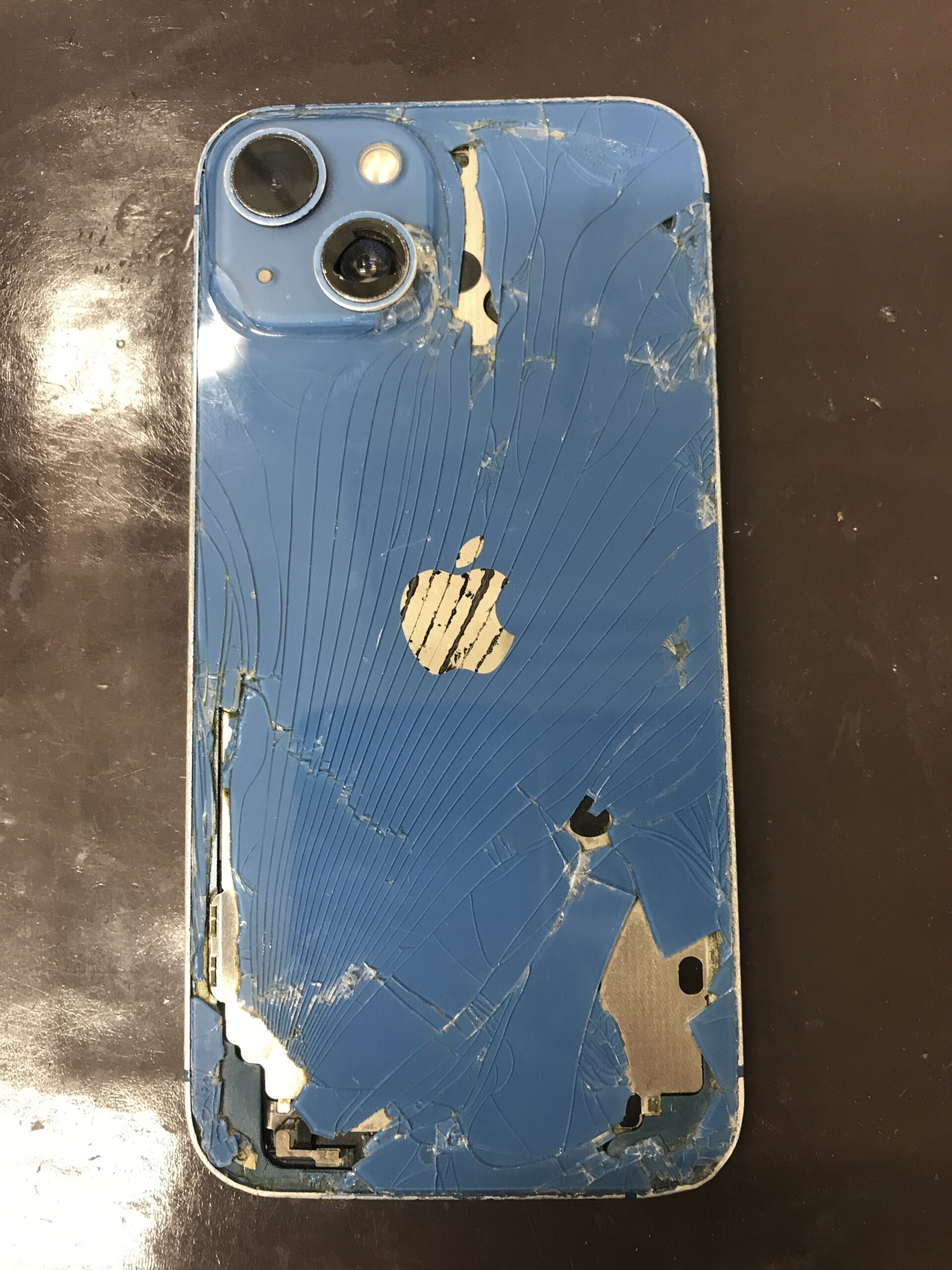 画面ガラスが広範囲に割れたiPhone 13の修理前写真