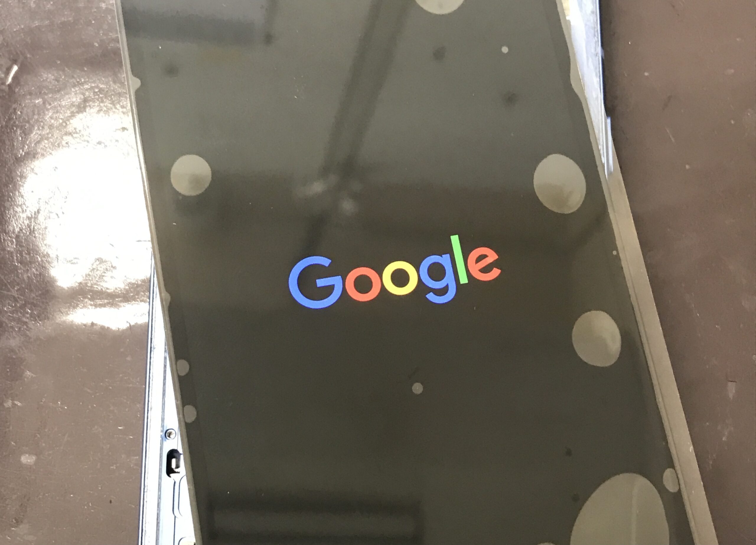新しい画面パーツを仮付けして正常な起動を確認しているGoogle Pixel 8a