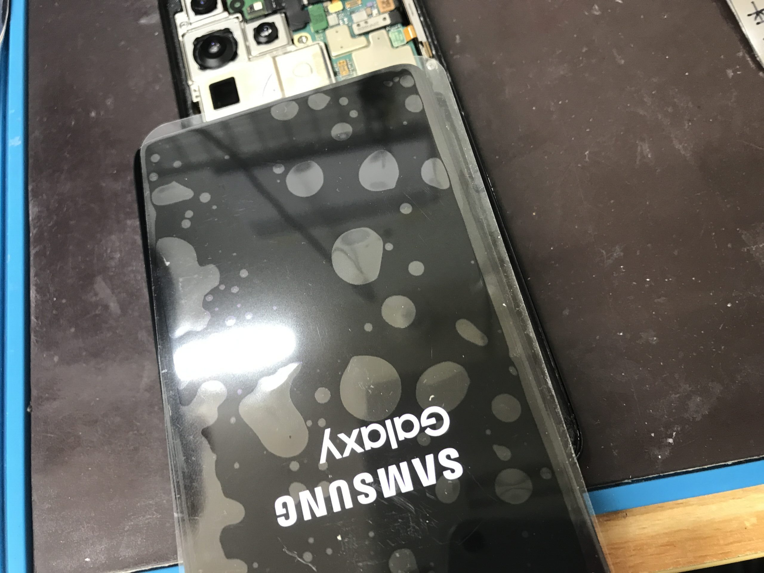 Galaxy S21 Ultraの画面交換作業で交換用ディスプレイを仮付けしている状態