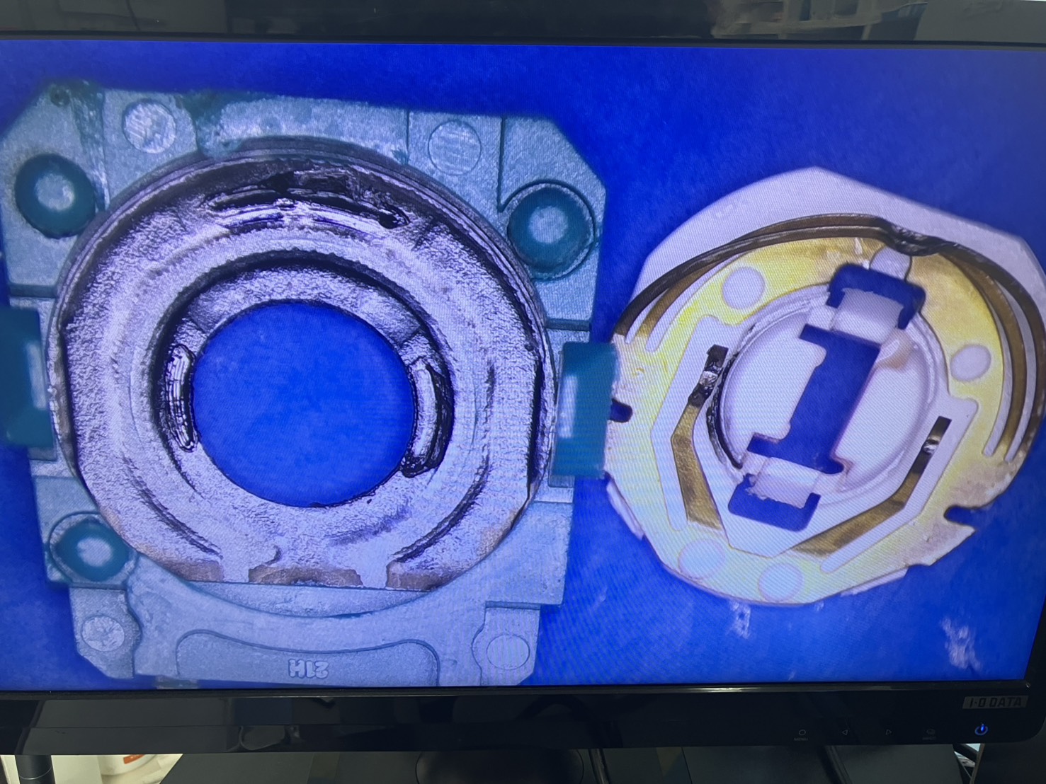摩耗したポテンショメータの抵抗体と接触する金属接点部品