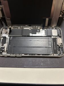 iPhoneSE(第３世代)の修理中