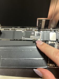 iPhoneSE(第３世代)の修理中