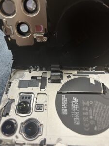 iPhone15ProMaxの修理中