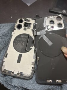 iPhone15ProMaxの修理中