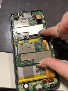 AQUOS sense3basicの修理中