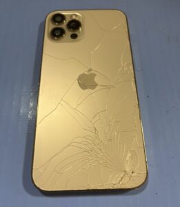 iPhone背面ガラス割れ様子