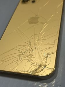 iPhone背面ガラス割れ様子