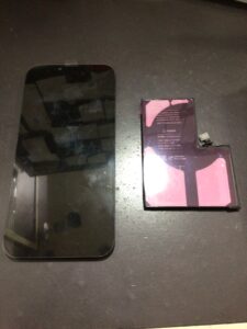 枚方市よりご来店。iPhone13ProMaxの画面・バッテリー修理パーツ