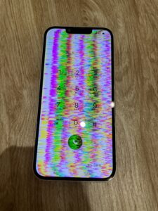 修理前のiPhone13の状態