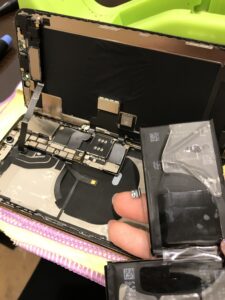 iPhoneXsMaxの修理中