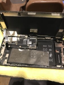 iPhoneXSの修理中