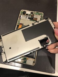 AQUOS sense5Gの修理中