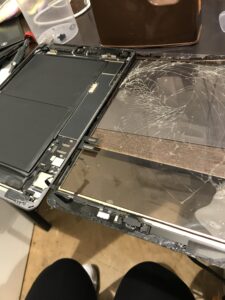 iPad7の修理中