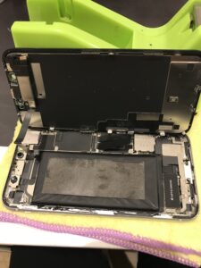 iPhone XRの修理中