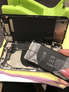 iPhone XRの修理中