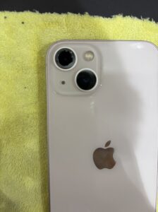 カメラレンズ修理前のiPhone13の状態