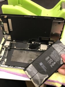 iPhone XRの修理中