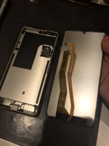 AQUOS sense5Gの修理中